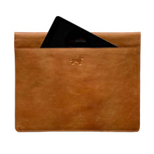 Cargar imagen en el visor de la galería, Porta Laptop sobre cuero miel
